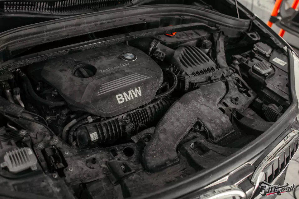 Химчистка салона BMW X1, мойка и консервация подкапотного пространства, полировка и защита фар